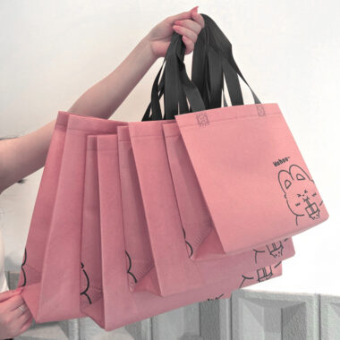 Cute Cartoon Non-Woven Gift Bags for Kids Clothing and Wholesale Packaging 