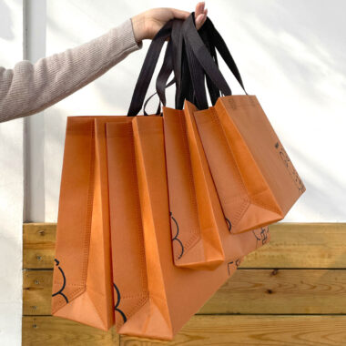 Cute Cartoon Non-Woven Gift Bags for Kids Clothing and Wholesale Packaging 