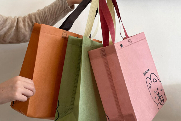 Cute Cartoon Non-Woven Gift Bags for Kids Clothing and Wholesale Packaging