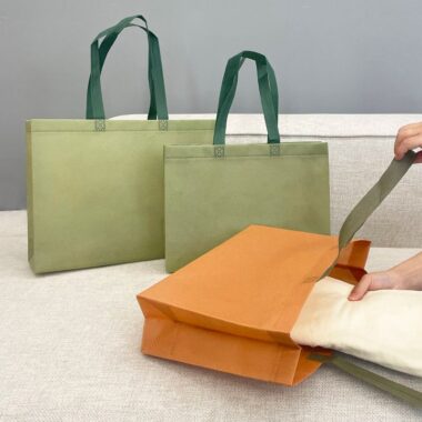 Custom Printed Fashion Non-Woven Carry Bags for Clothing Stores