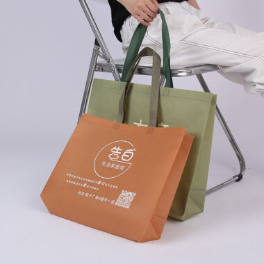 Custom Non-Woven Fashion Tote Bags for Girls' Clothing Store & Promotions
