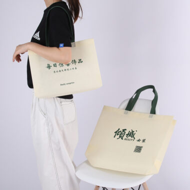Custom Non-Woven Fashion Tote Bags for Girls' Clothing Store & Promotions