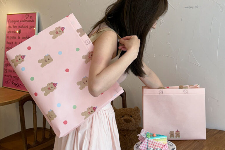 Cartoon Bear Non-Woven Carry Bags for Kidswear Stores and Gift Packaging