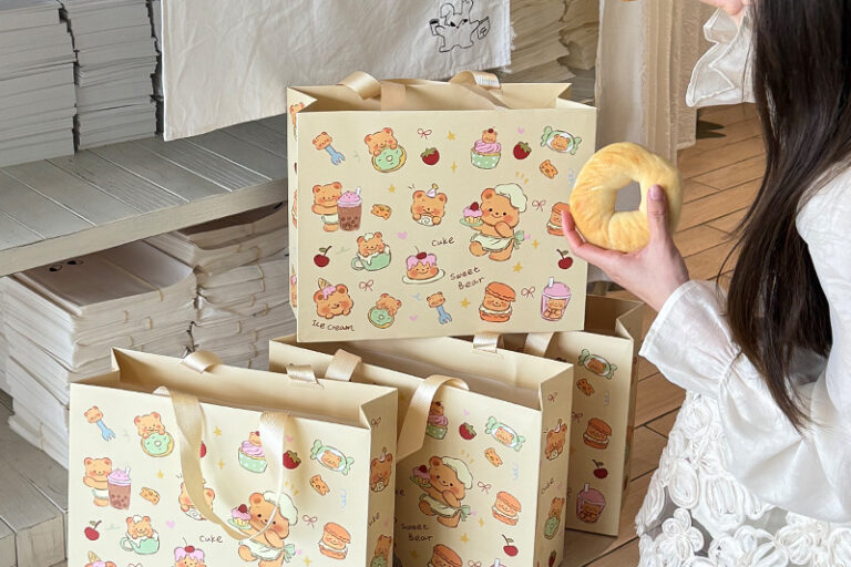 Custom Logo Printed Kraft Paper Gift Bags for Kids' Birthday Parties