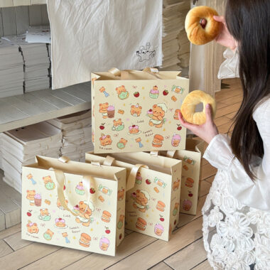 Custom Logo Printed Kraft Paper Gift Bags for Kids' Birthday Parties 